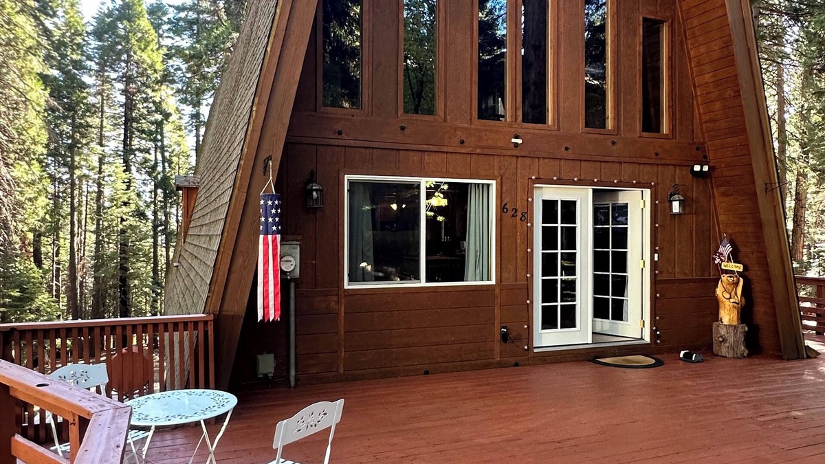 Lake Almanor Country Club Cabin | Cozy cabin retreat among the trees. Charming 3 bedroom/2 bath with hot tub.