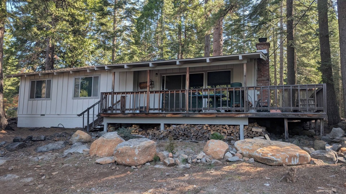 Lake Almanor Country Club House | Cozy 2-bedroom Cabin in Lake Almanor Country Club with ample parking