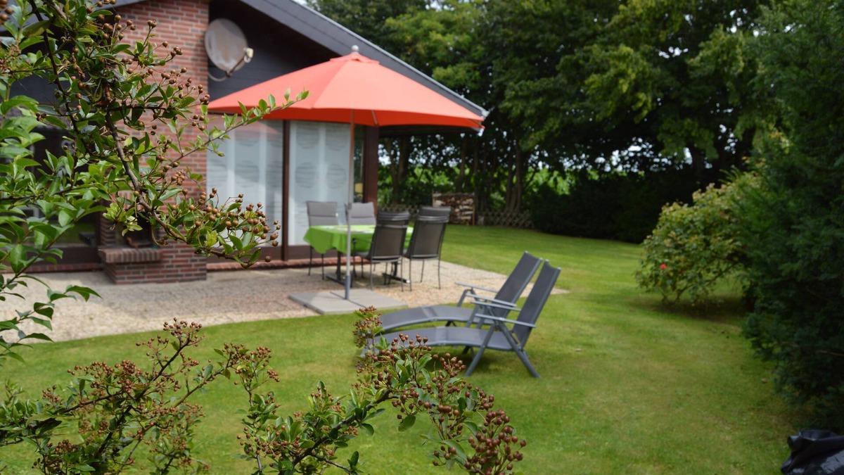 Tossens House | Cozy vacation home quiet location, edge of field with over 700m² fenced garden