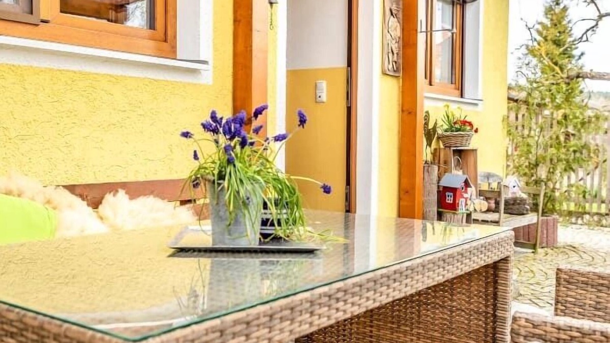 Burglengenfeld Apartment | Cozy vacation apartment "Morgenrot" (50 sqm) with sunbathing lawn for exclusive use.