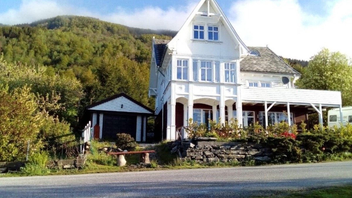 Hyllestad Condo | Cozy vacation apartment directly on the fjord