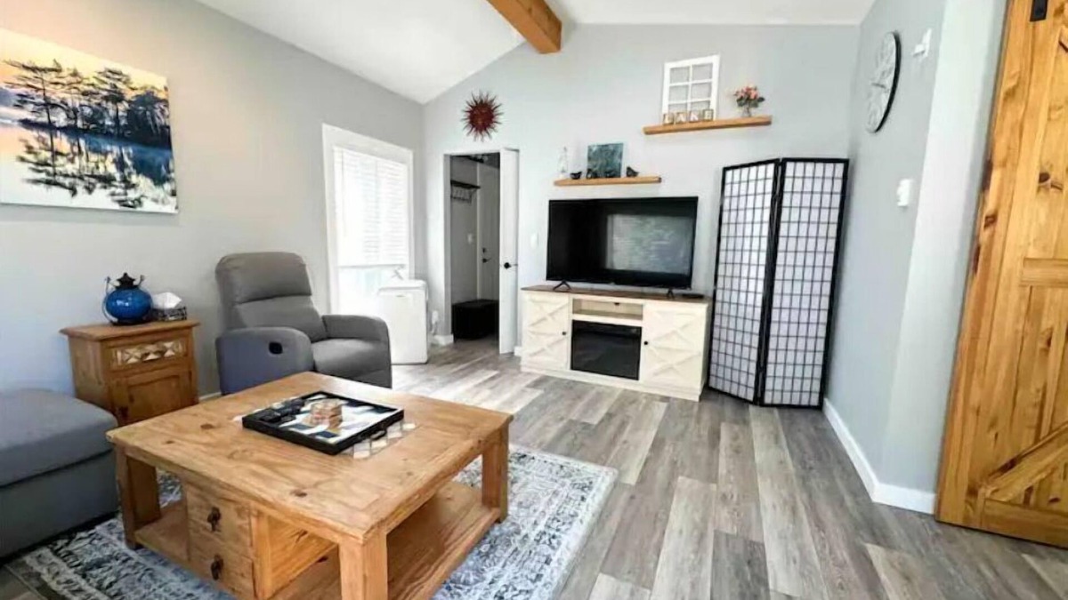 Christina Lake House | Cozy Vacation House with BBQ, fireplace and patio