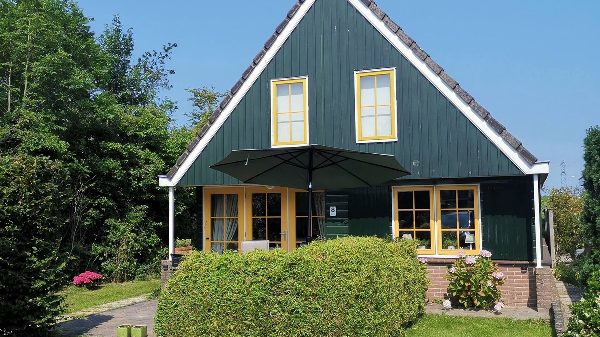 Oudeslius House | Cozy vacation home in Oudesluis. On the canal and boat with electric outboard motor.