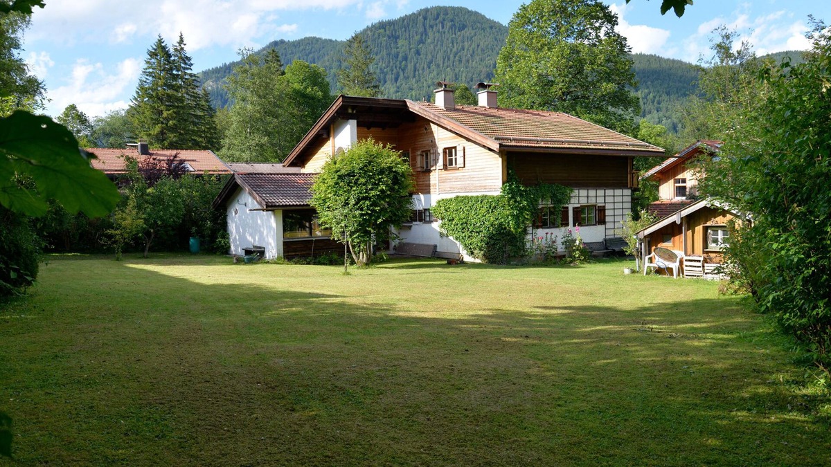 Neuhaus House | Cozy vacation home with a large garden.