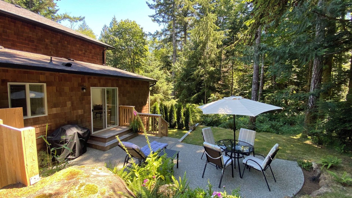 Sooke House | Cozy, very clean, forest setting. New King bed, tranquil space, close to town.