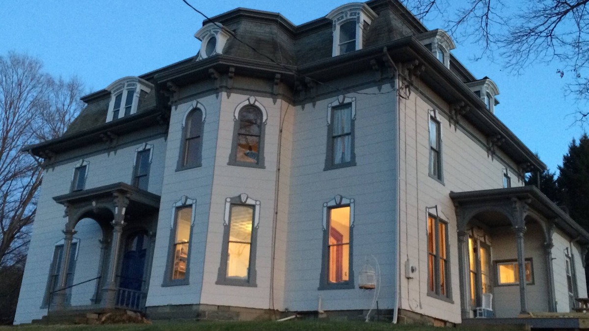 Oxford House | Cozy Victorian Mansion with room for your whole family
