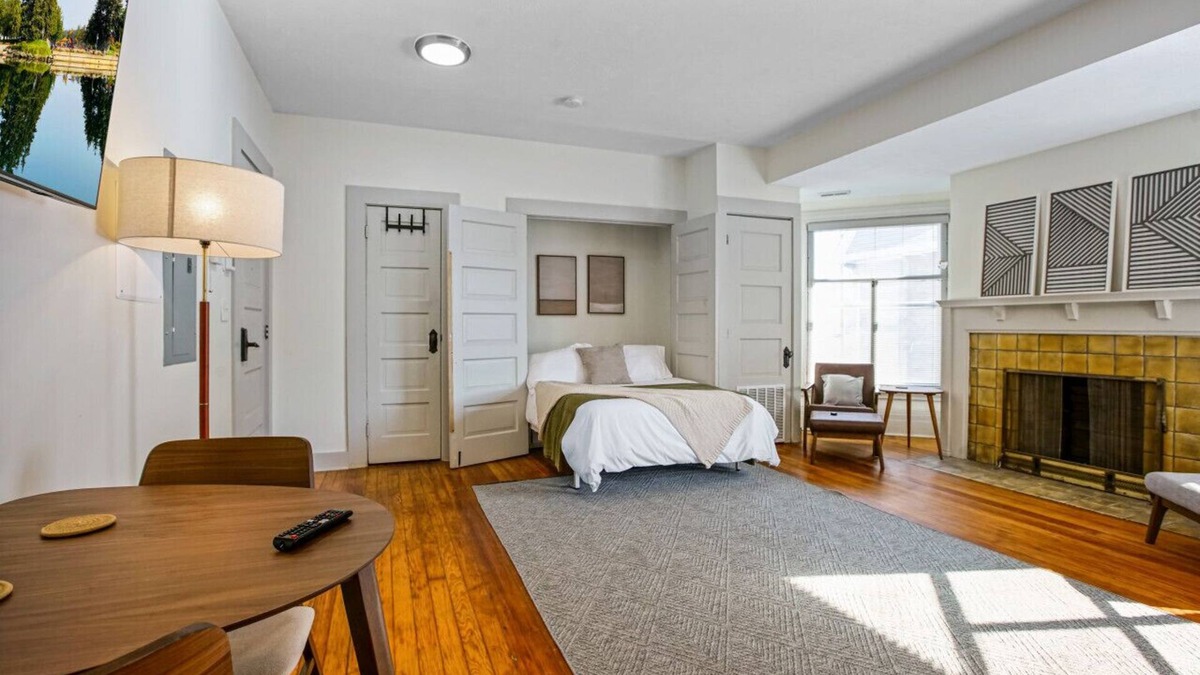 Hough House | Cozy Victorian Studio Steps from Cleveland Clinic