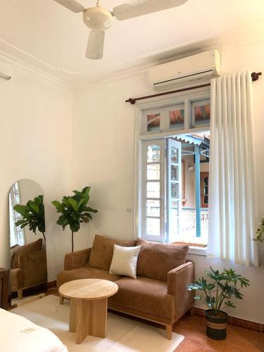 Van Mieu Apartment | Cozy Villa Lush Plants Warm Light Kotton201