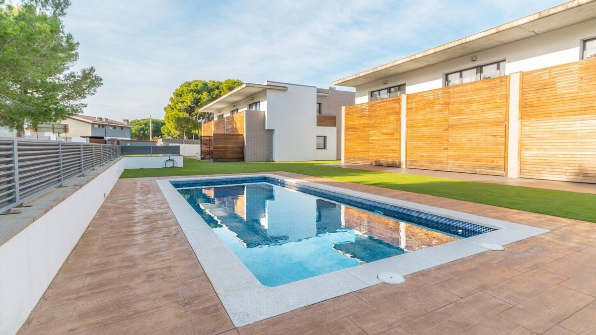 L'Escala Villa | Cozy villa with communal pool