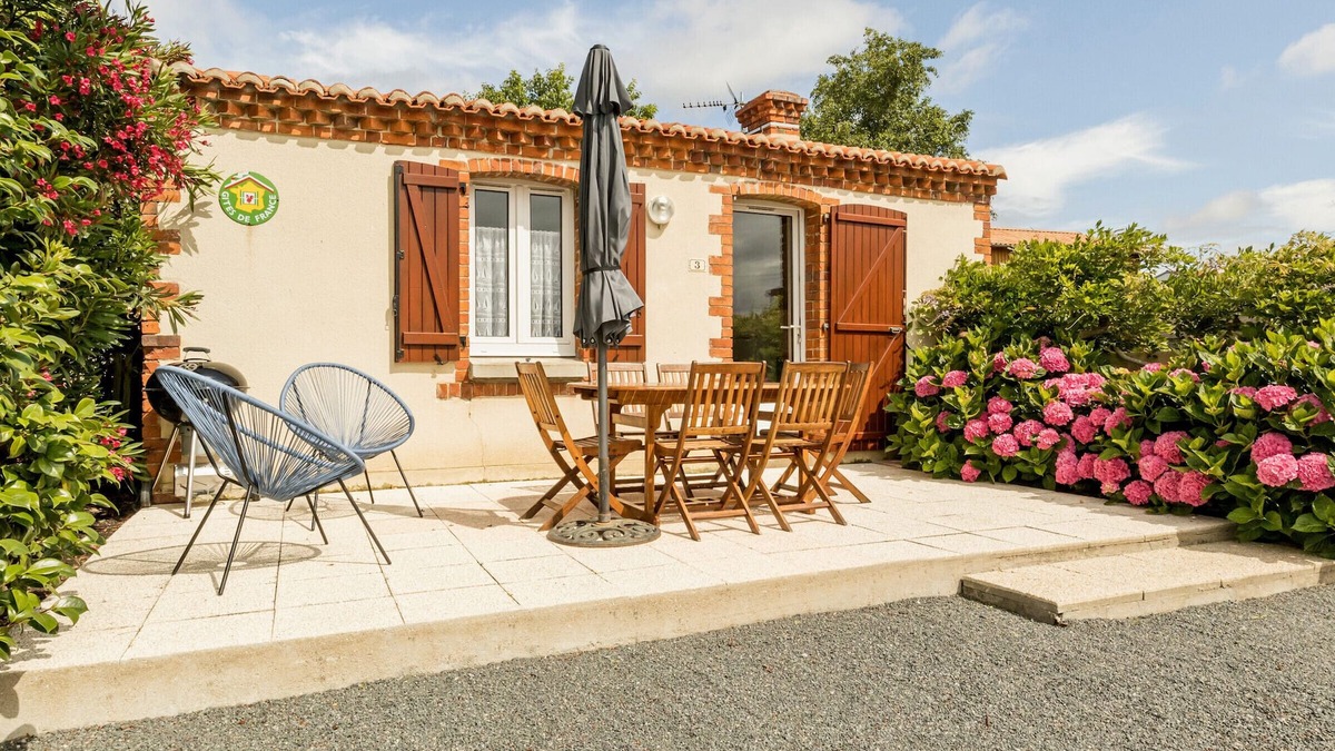 Le Landreau Cottage | Cozy Vineyard Cottage: Private Terrace, WiFi, Near Nantes