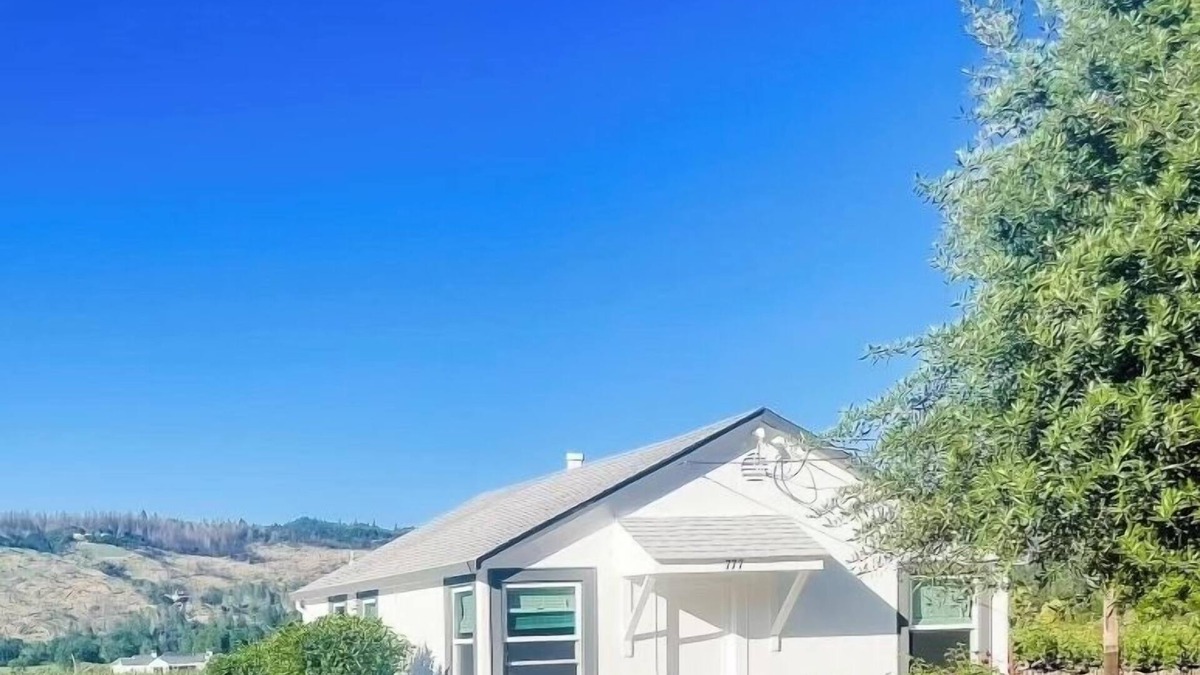 St. Helena Cottage | Cozy vineyard retreat walking distance to downtown St. Helena.