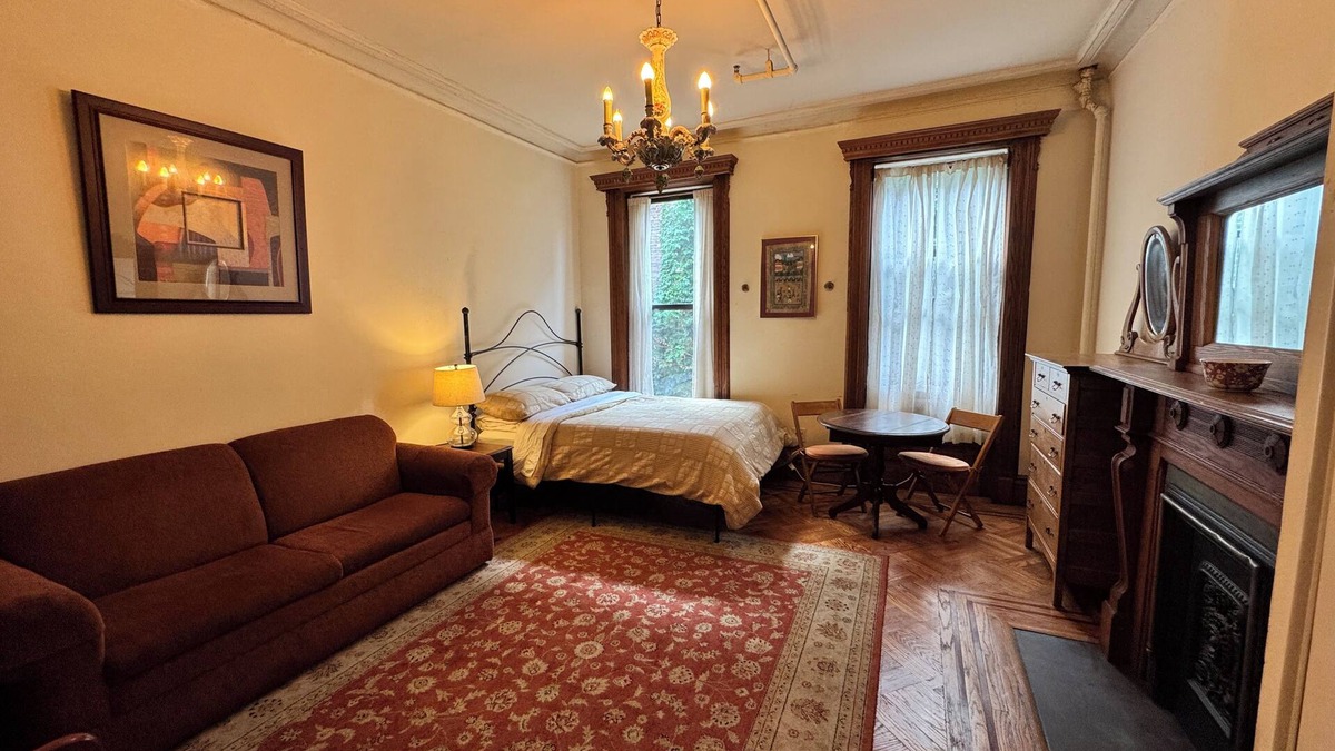 Central Park North Apartment | Cozy vintage studio in New York City brownstone!