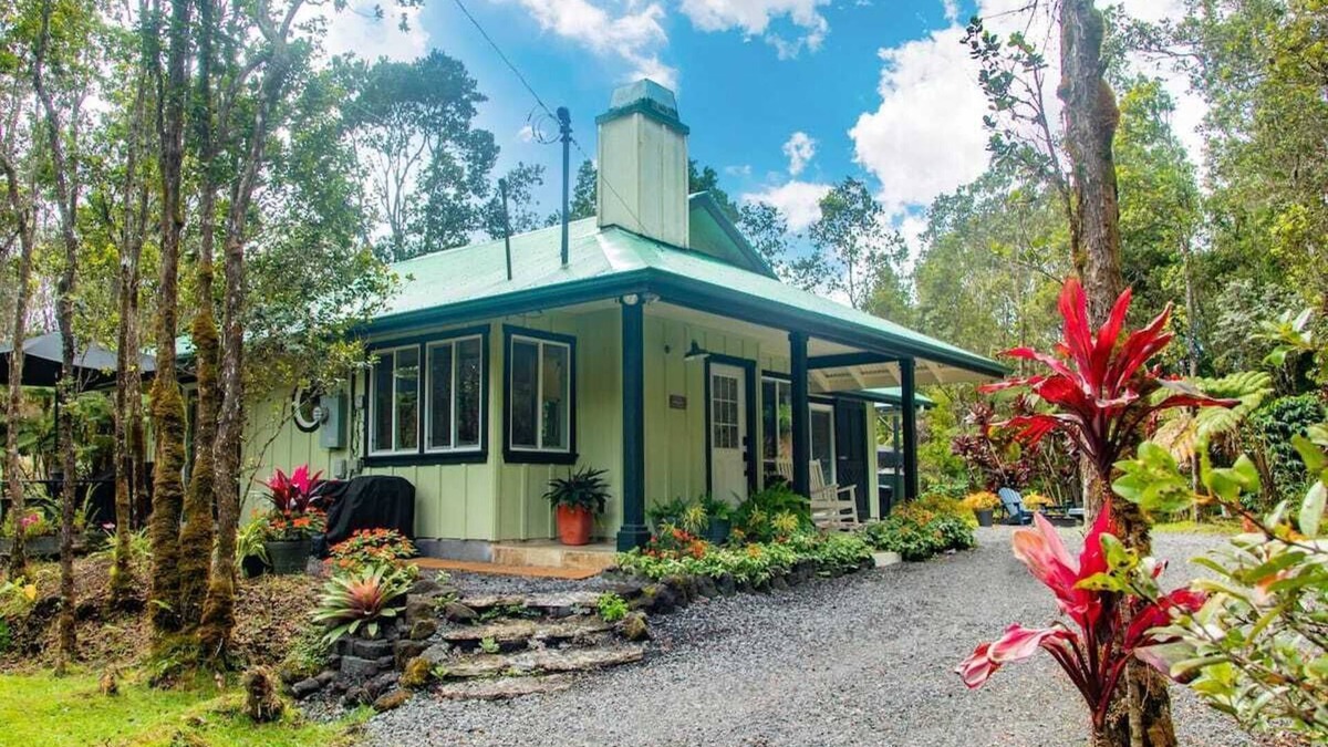 Royal Hawaiian Estates Cabin | Cozy Volcano Cottage