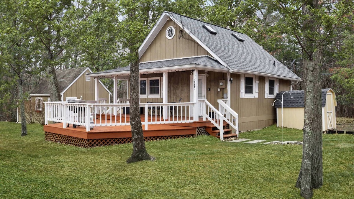 Kirby Ski Chalet | Cozy w Hot Tub, Fire Pit, Wifi, Grill, Deck & Pets