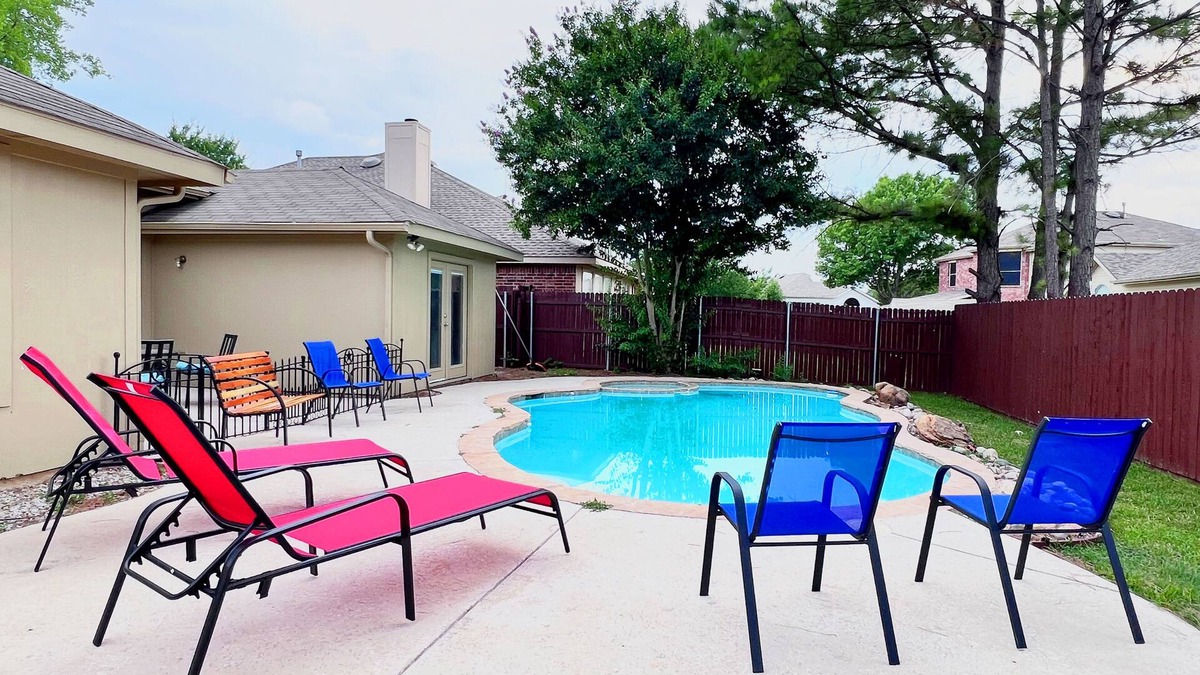 Corinth House | Cozy, Warm, Pool, BBQ, 2 KingBeds, Sleep 11