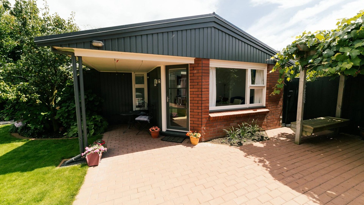 Christchurch House | Cozy, warm, sunny, fully self-contained flat and separate sleepout