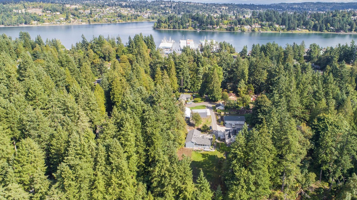 West Hills House | Cozy Water Front with Puget Sound Bay View in your Backyard