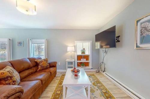 East Durham House | Cozy Waterfall BnB - Close To Mountains and Hikes