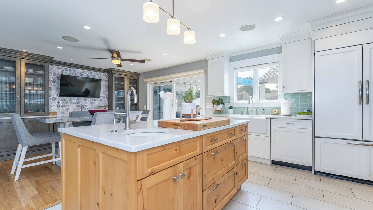 Seaford House | Cozy Waterfront ~ 2 fireplaces & hot cocoa!