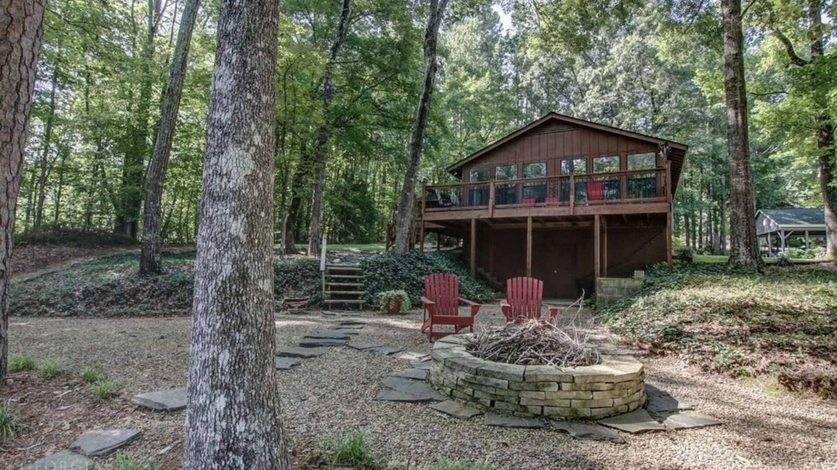 Monticello House | Cozy Waterfront Bungalow w/Boat Dock & Fire Pit Perfect for the Weekend or Week