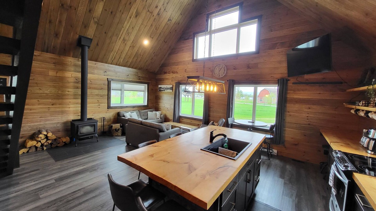 Lac du Bonnet Cabin | Cozy Waterfront Cabin on 20 Acres!