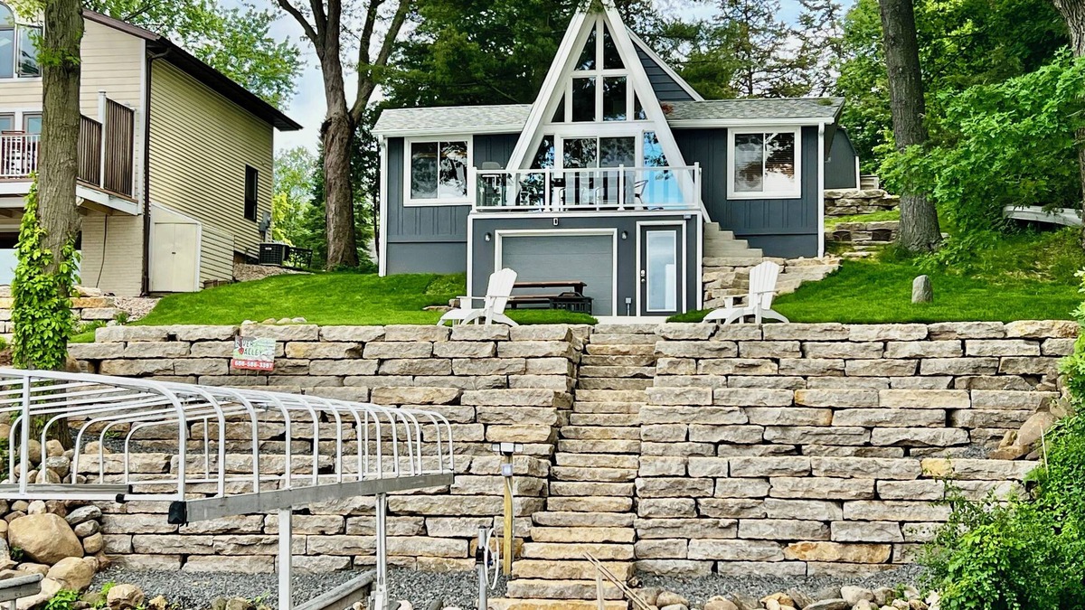 Lodi House | COZY WATERFRONT CABIN, ON SUNSET BAY, LAKE WISCONSIN ! SUMMER AND WINTER FUN !