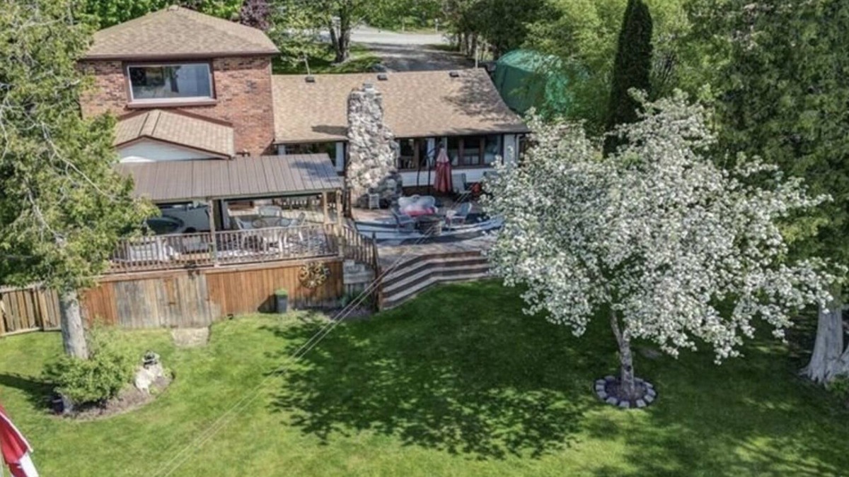 Selwyn Cottage | COZY WATERFRONT COTTAGE ON CHEMONG LAKE, ONLY 1.5HRS FROM TORONTO