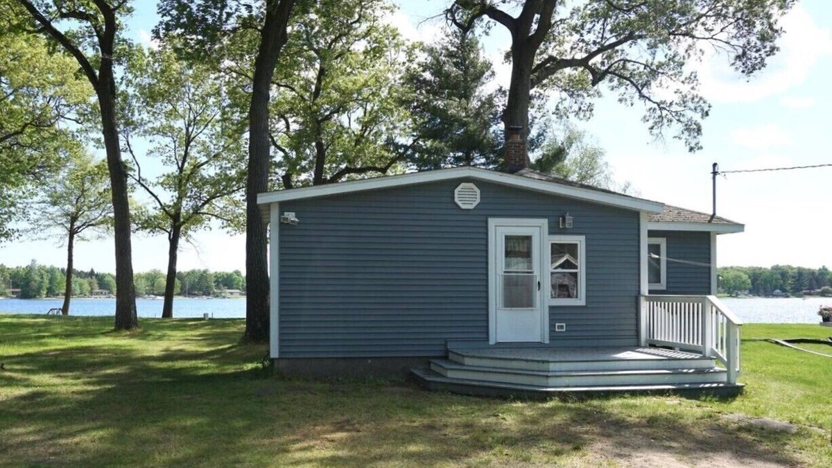 Twin Lake Cottage | Cozy Waterfront Comfy Cottage With Lakeside Fire Pit - Close to Lake Michigan