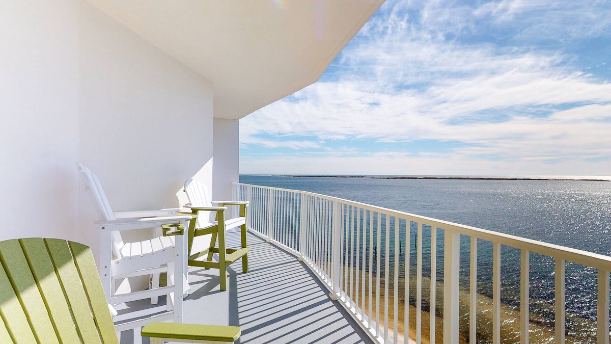 Ono Island Condo | Cozy waterfront condo with pool, fitness area, balcony, & washer/dryer