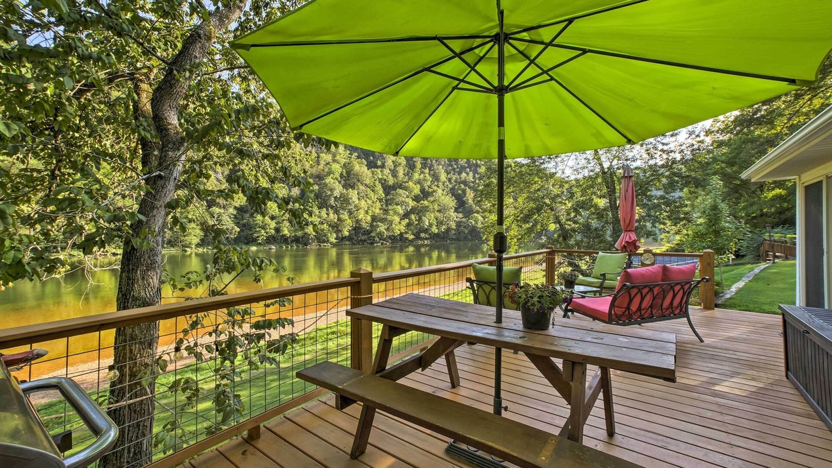 Cotter Cottage | Cozy Waterfront Cottage w/Deck on White River!