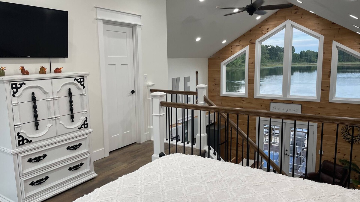 Delton Cottage | Cozy Waterfront Cottage- Reel Time