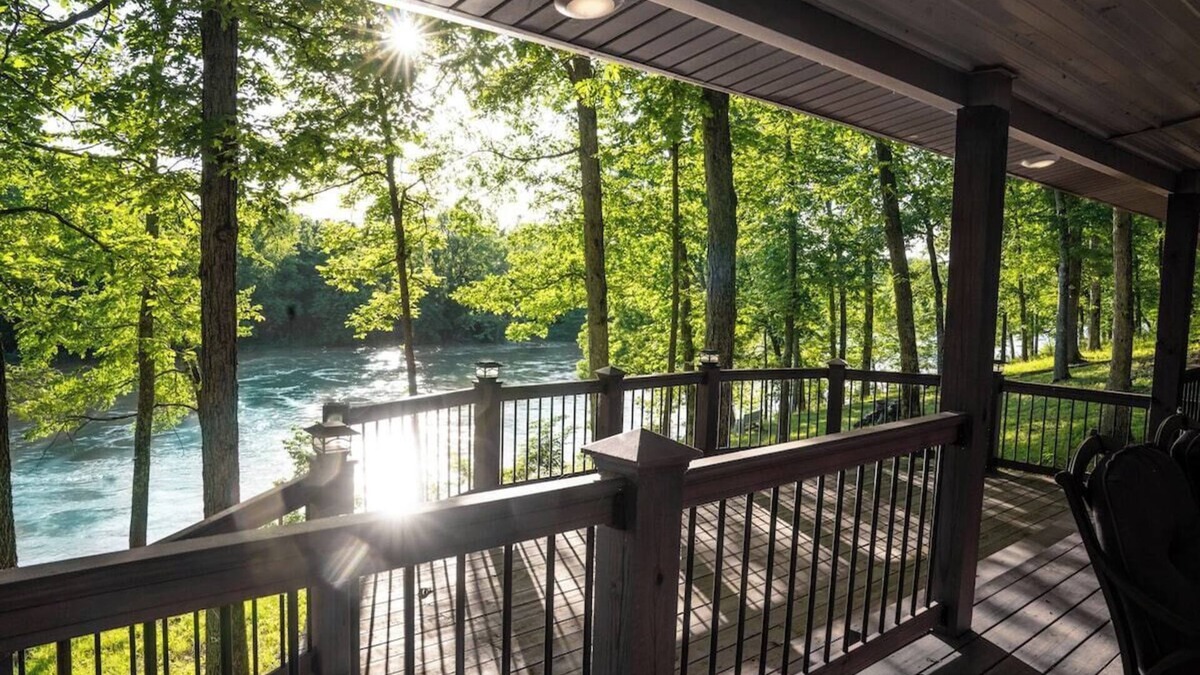 Doniphan House | Cozy Waterfront Getaway ~ Private Dock ~ Doniphan