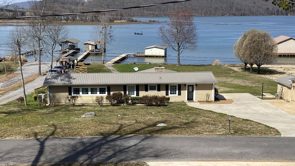 Scottsboro House | Cozy Waterfront Home With Boathouse