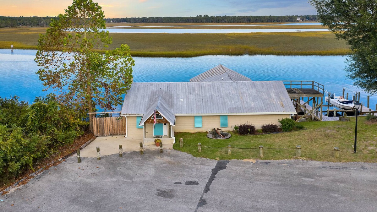 Varnamtown House | Cozy Waterfront Home! 2BR/2BA Large covered deck*fishing dock*floating boat dock