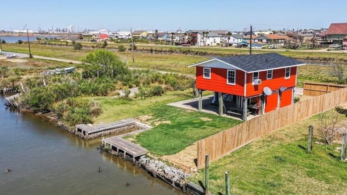 Hitchcock House | Cozy Waterfront Oasis