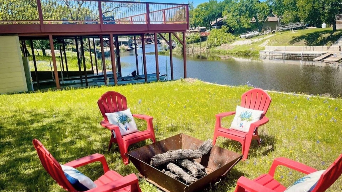 Granite Shoals House | Cozy Waterfront Home on Lake LBJ Kayaks Included!