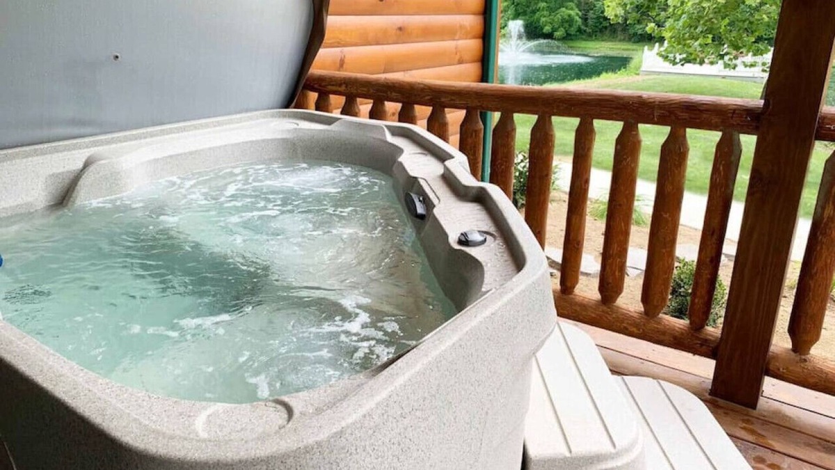 Millersburg Apartment | Cozy Waterview Lodge Suite w/Hot Tub