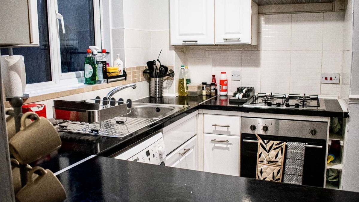 Watford House | Cozy Watford Home W/PARKING - Perfect for Harry Potter World + Warner Bros