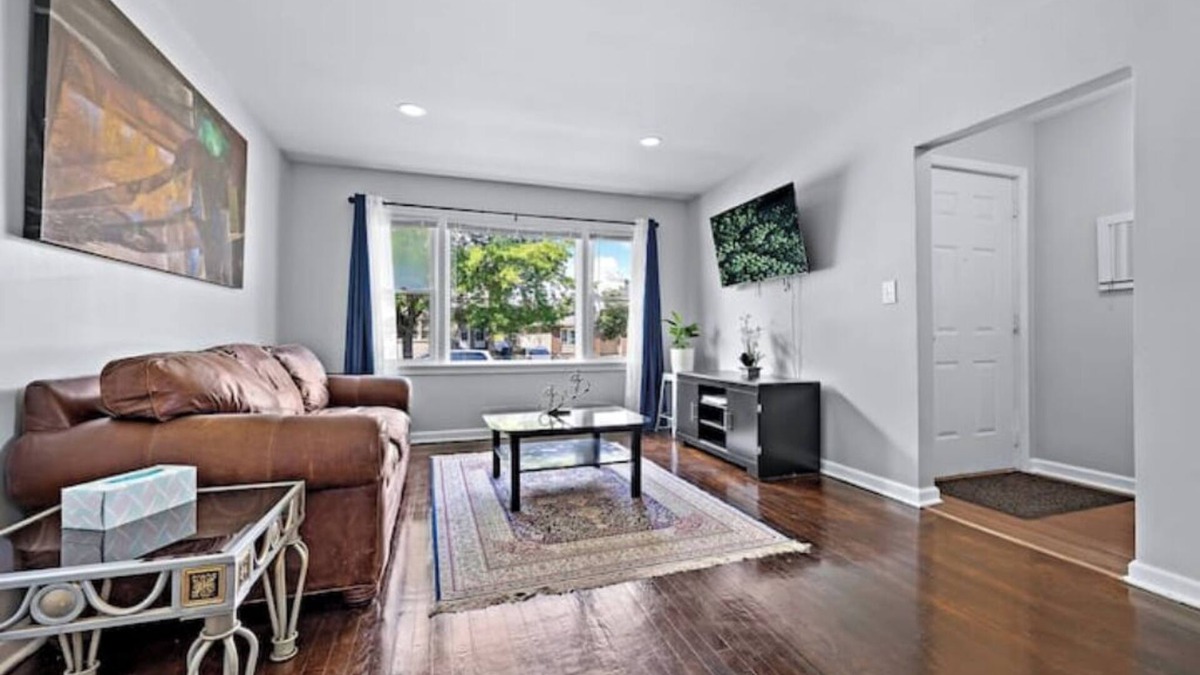 Waukegan House | Cozy Wauk-Townhse near navy basenn