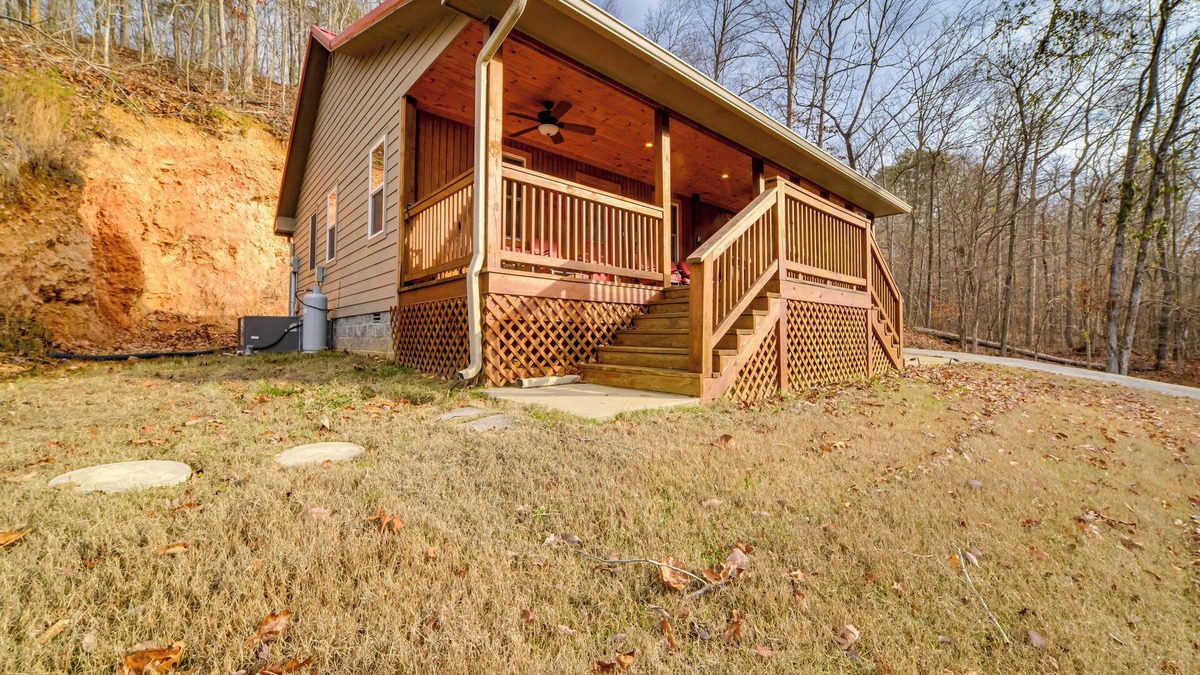Waverly Cabin | Cozy Waverly Cabin w/Fireplace & Deck!