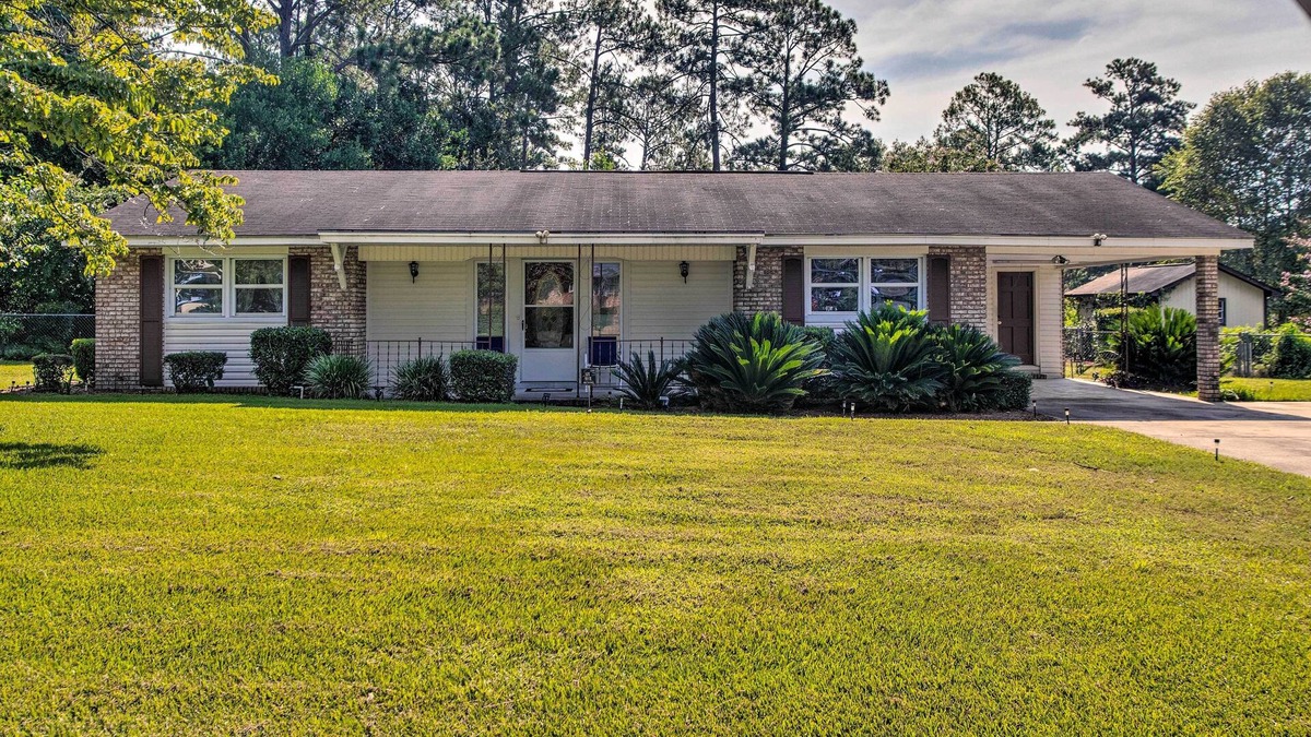 Waycross House | Cozy Waycross House w/Yard & Screened Patio!