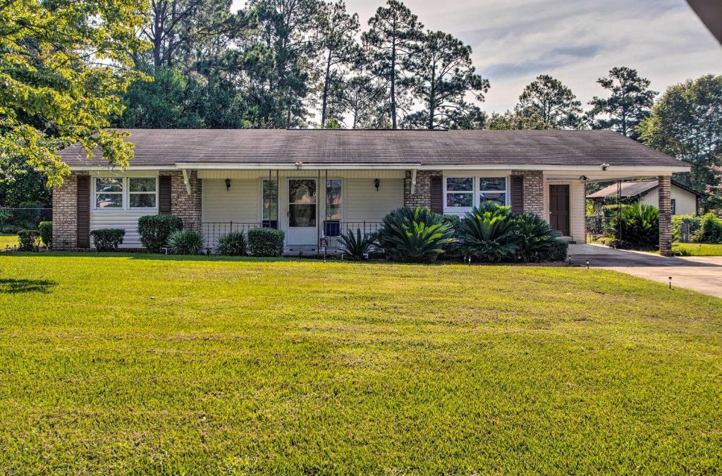 Waycross House | Cozy Waycross House with Yard and Screened Patio!