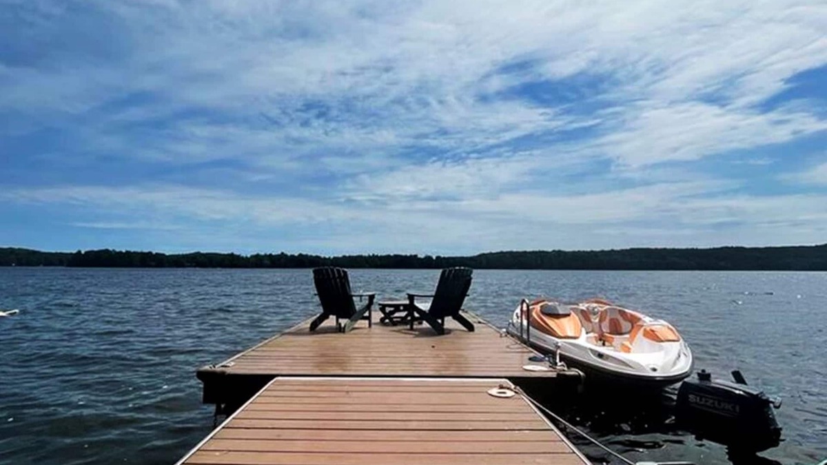 Minden Cottage | Cozy Weekenders Lakefront Cottage with Hot tub (fishing boat rental available)
