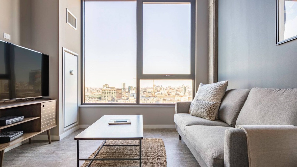 West Loop Apartment | Cozy West Loop 1BR w/Pool, Gym, nr. Restaurant Row, by Blueground