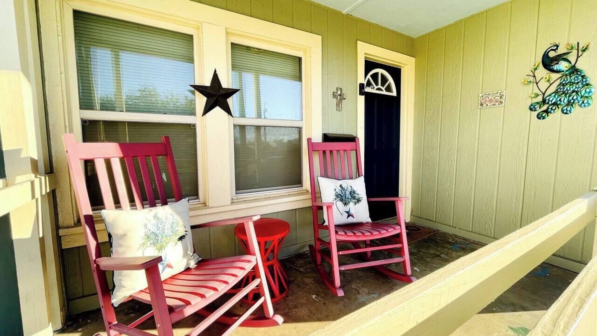Over Place Area House | Cozy West TX Hideaway (3 TVs | pet friendly)