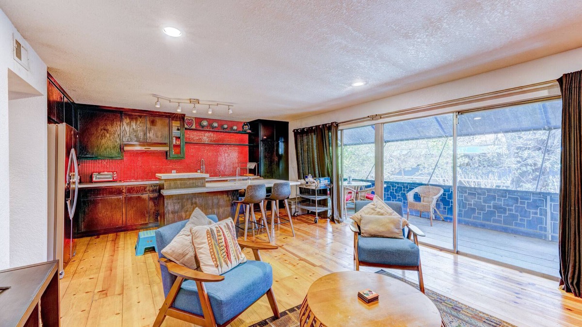 Greenway Plaza-Upper Kirby Condo | Cozy Westmoreland Condo just minutes to Galleria, Medical Center and Museum Dist