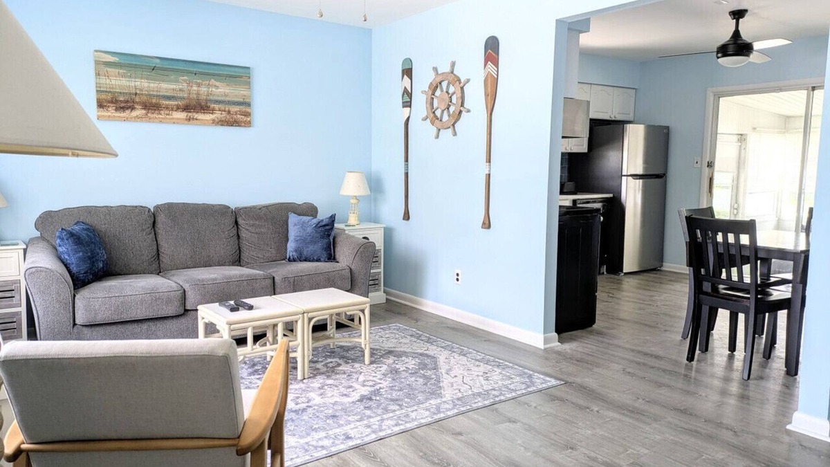 Villas House | Cozy White Cottage by the Bay