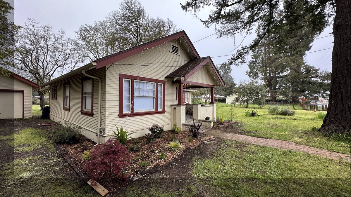 Boonville House | Cozy wine country home on 1 acre in town -walk to vineyards, restaurants, cafes