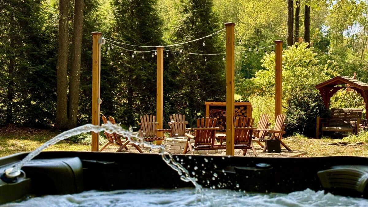 Mill Run Cabin | Cozy winter Getaway, See the Stars in the New Hot Tub & Beautiful Firepit