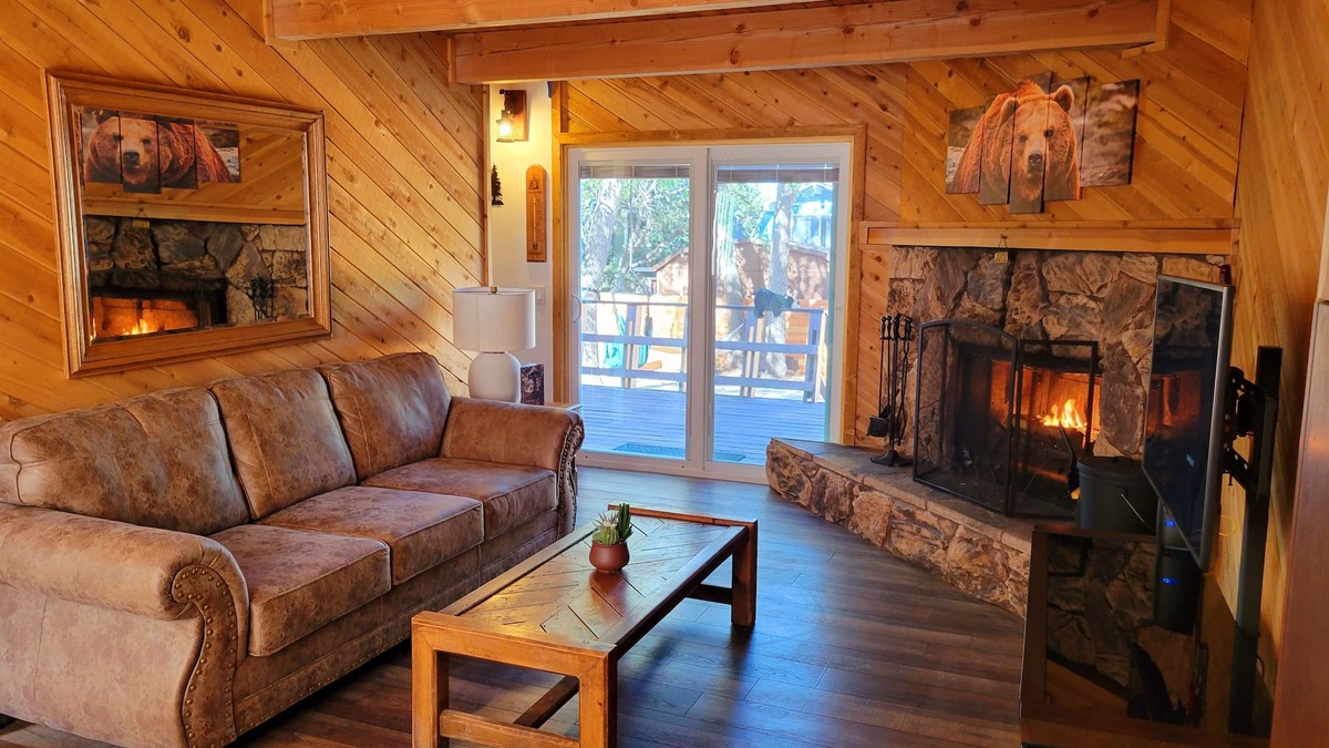 Sugarloaf Cabin | Cozy Winter Haven in Big Bear: Family Getaway!